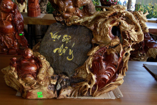Illustration for article titled Đồ gỗ mỹ nghệ tinh xảo giá “khủng” tại chợ xuân phố núi
